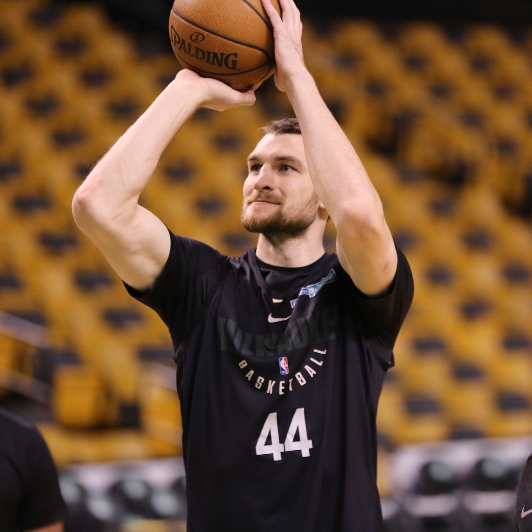 开云体育注册平台关于冲刺阶段密尔沃基雄鹿备战中超，状态回暖细节曝光，压力陡增，数据趋势出现新变化的信息